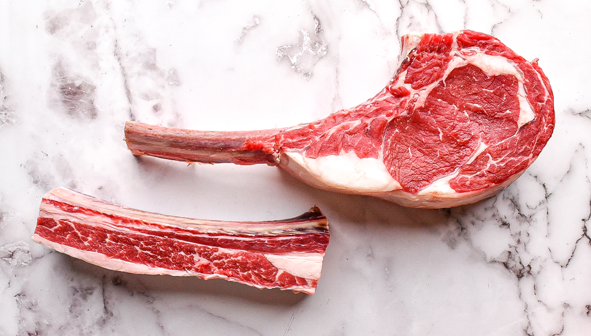 Plate rib on the tomahawk steak